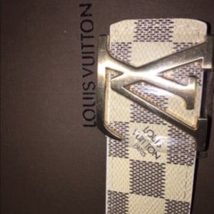 A gray and white belt